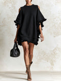 MINIVESTIDO NEGRO CON HOMBROS DESCUBIERTOS Y VOLANTES.