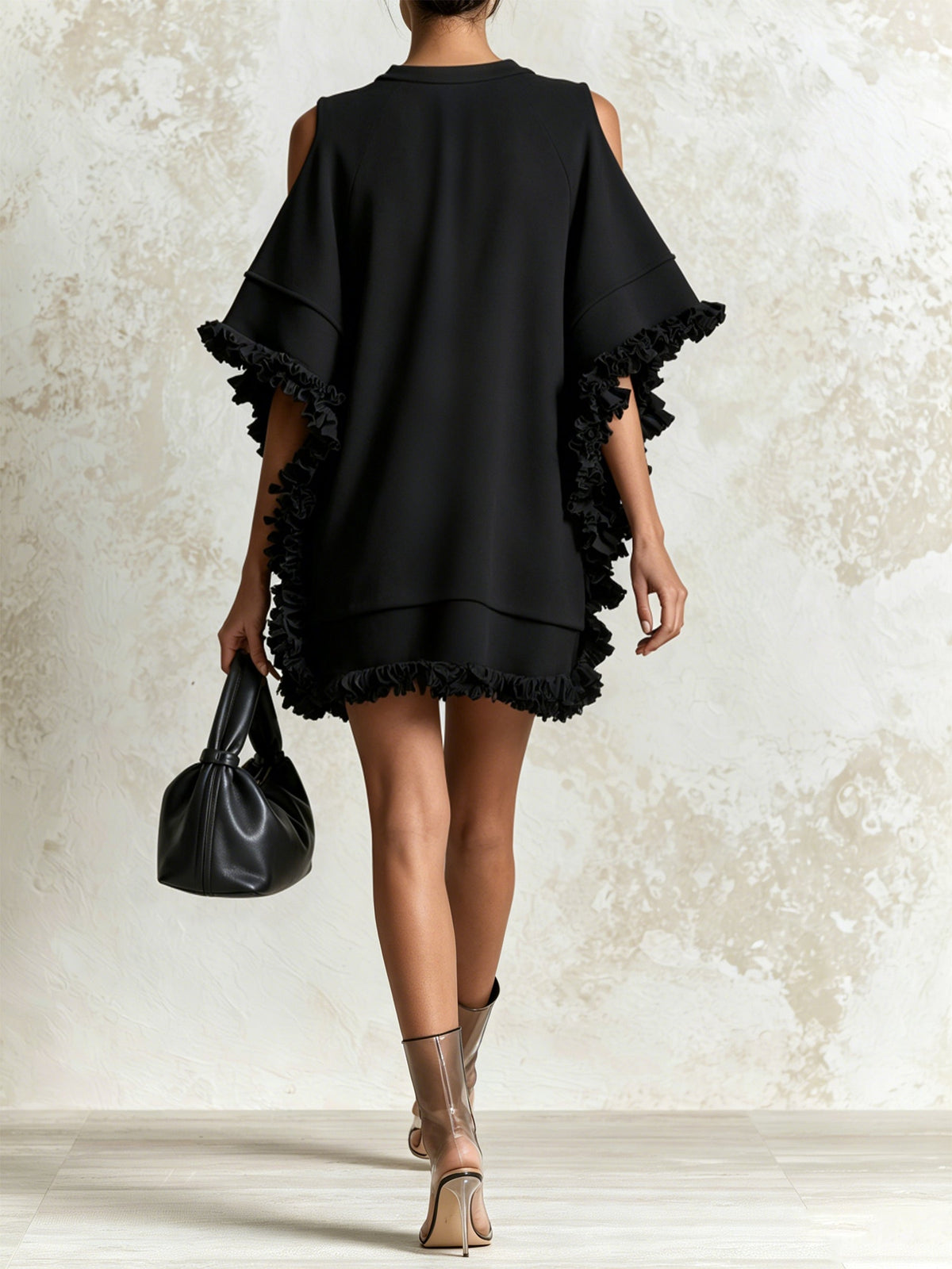 MINIVESTIDO NEGRO CON HOMBROS DESCUBIERTOS Y VOLANTES.