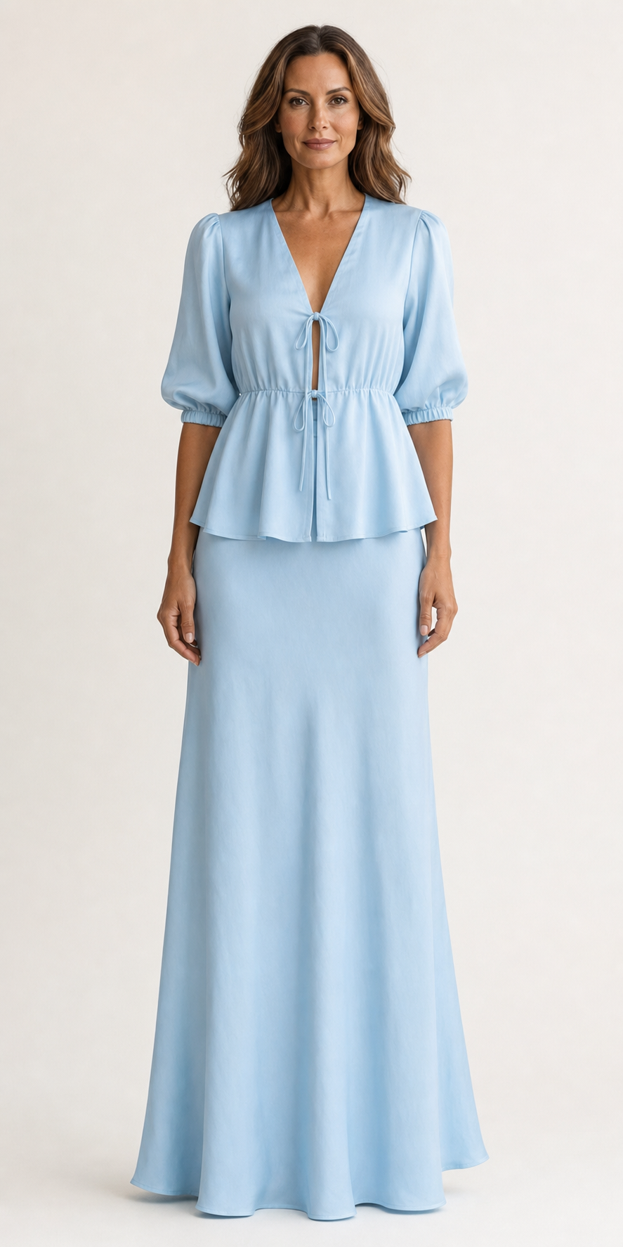 Conjunto de dos piezas con blusa de lazos y falda satinada