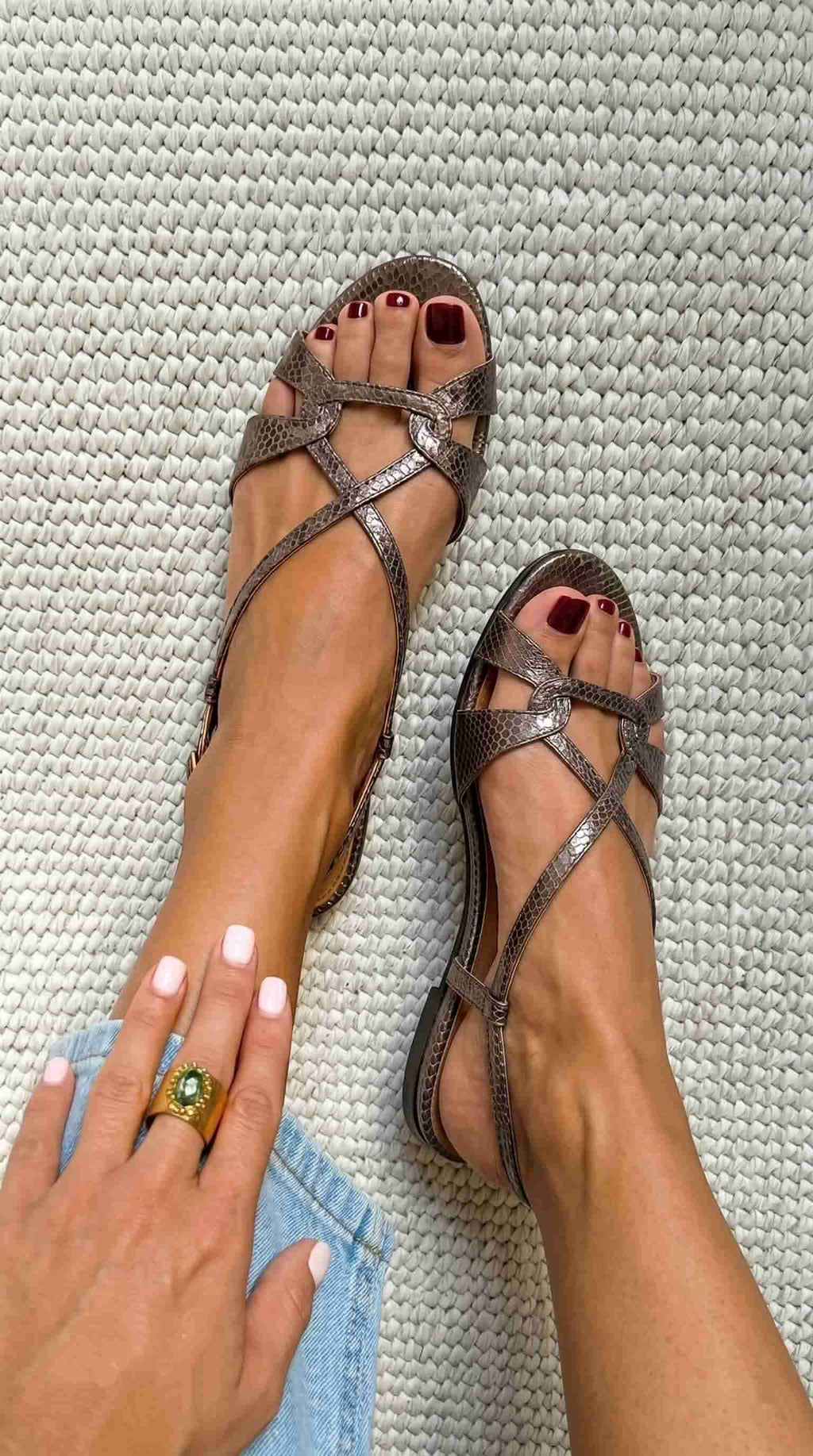 Sandalias de tacón bajo con efecto serpiente y puntera abierta, color bronce.