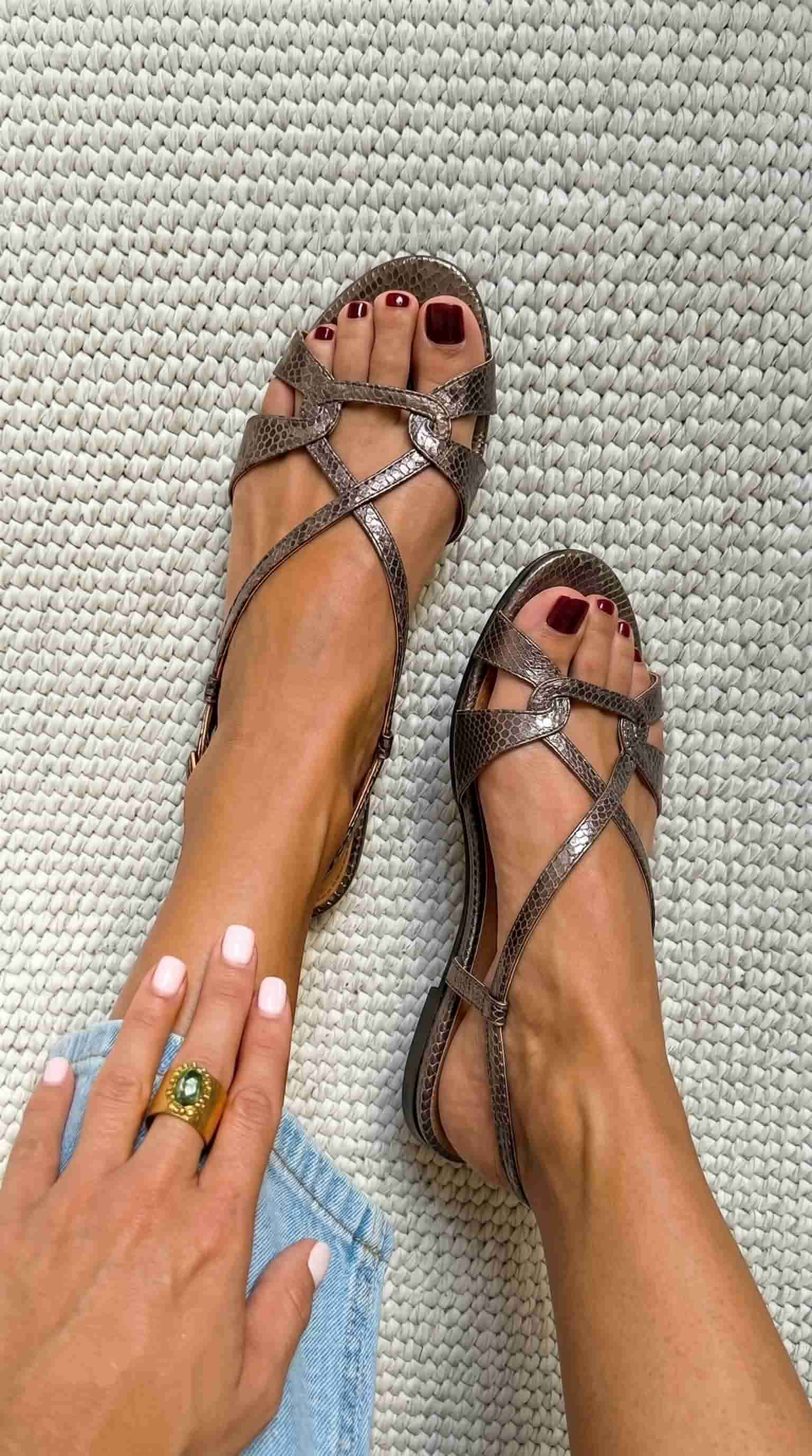 Sandalias de tacón bajo con efecto serpiente y puntera abierta, color bronce.