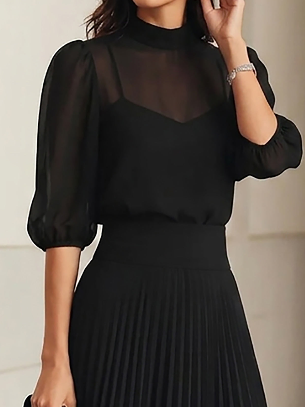 CONJUNTO DE TRES PIEZAS: TOP DE GASA NEGRO Y FALDA MIDI PLISADA