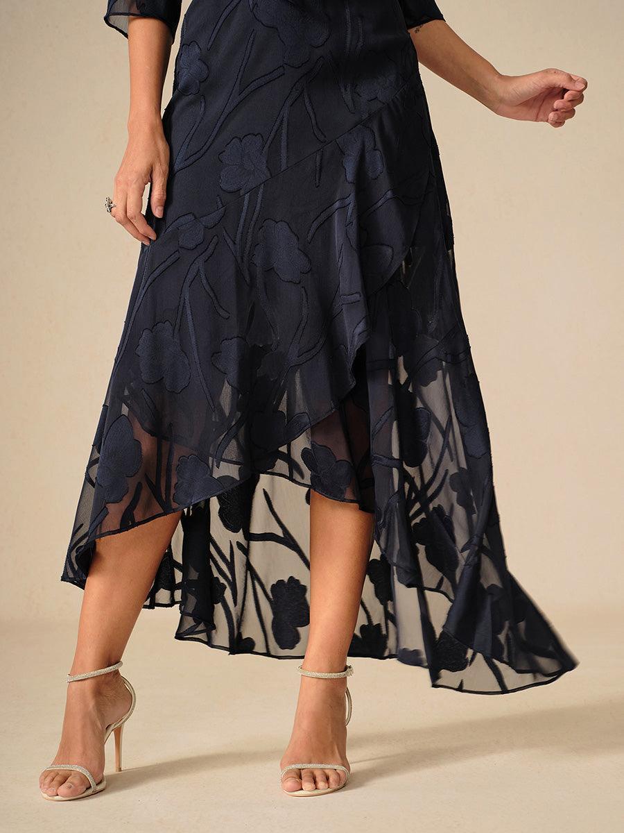 Vestido de noche de gasa floral azul marino con dobladillo asimétrico