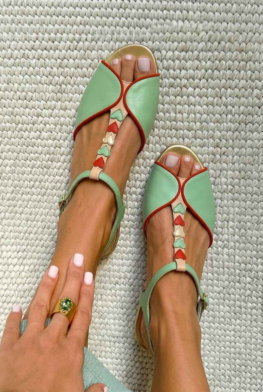 Sandalias bajas con puntera abierta y tira trasera con detalle de corazón