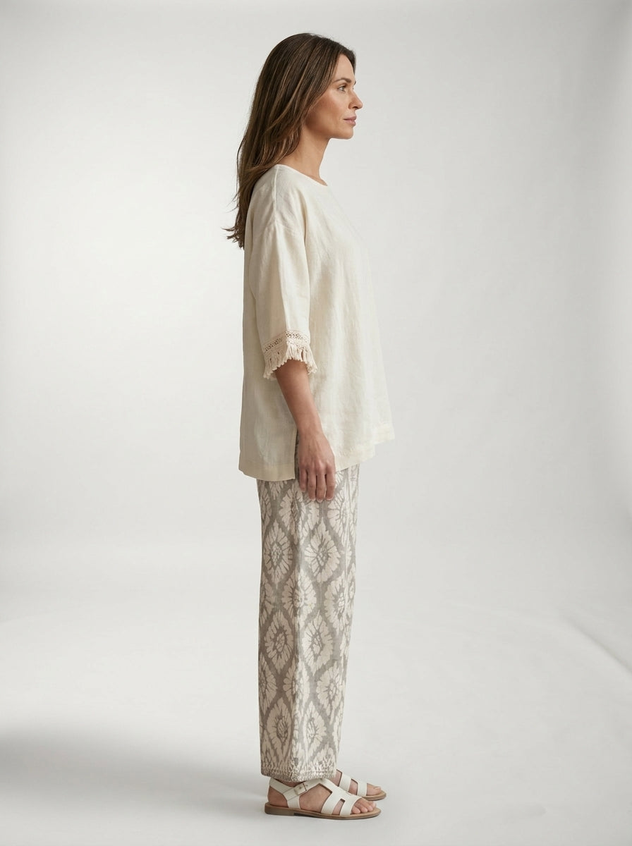 Conjunto ILARIA de dos piezas con blusa de flecos y pantalón estampado