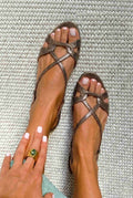 Sandalias de tacón bajo con efecto serpiente y puntera abierta, color bronce.