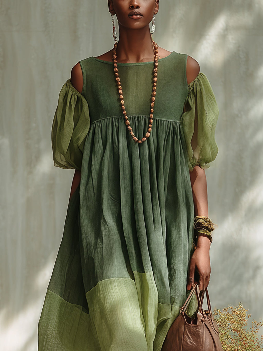 VESTIDO MIDI VERDE DE GASA CON HOMBROS DESCUBIERTOS Y MANGAS CORTAS.