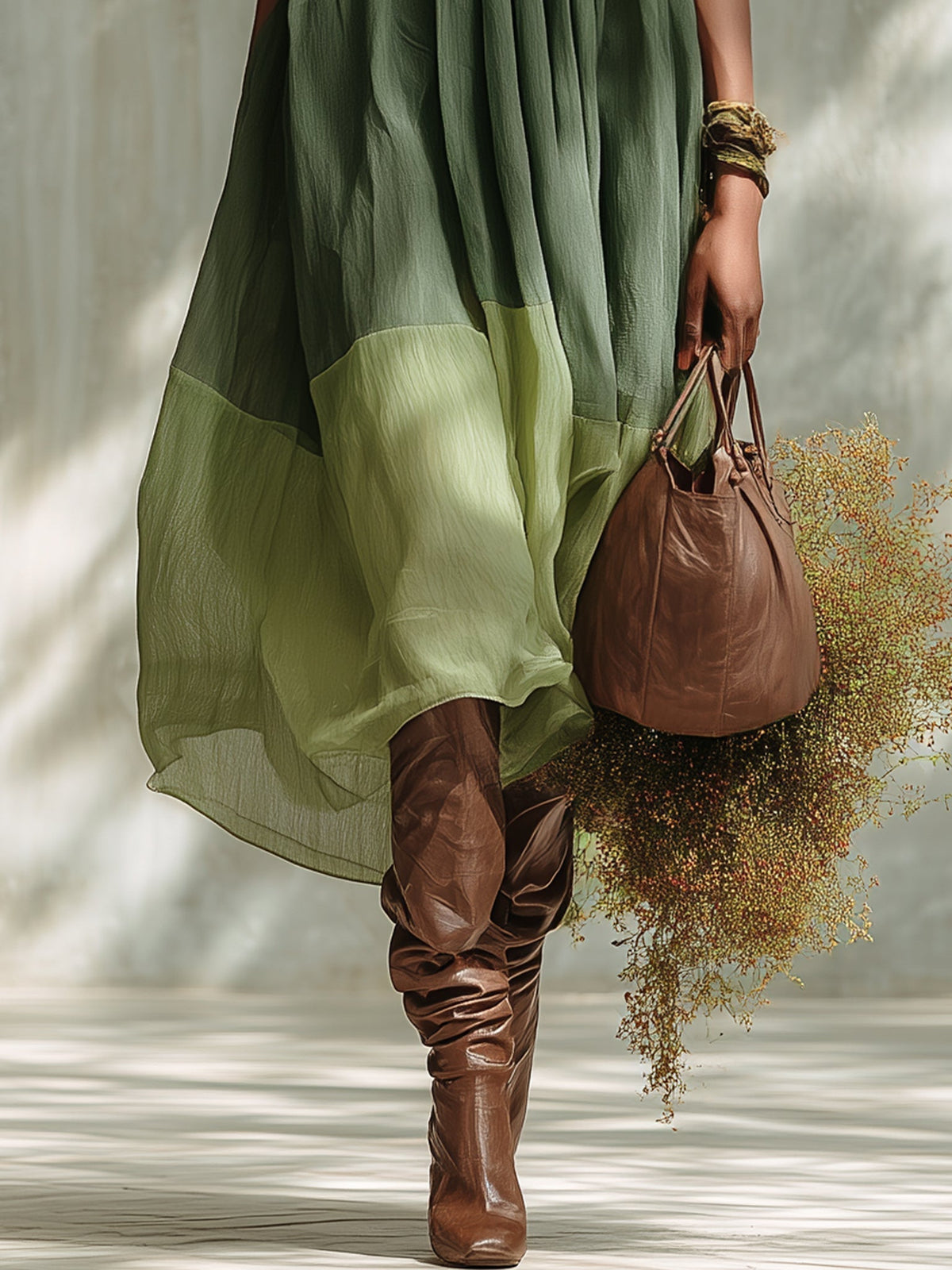 VESTIDO MIDI VERDE DE GASA CON HOMBROS DESCUBIERTOS Y MANGAS CORTAS.