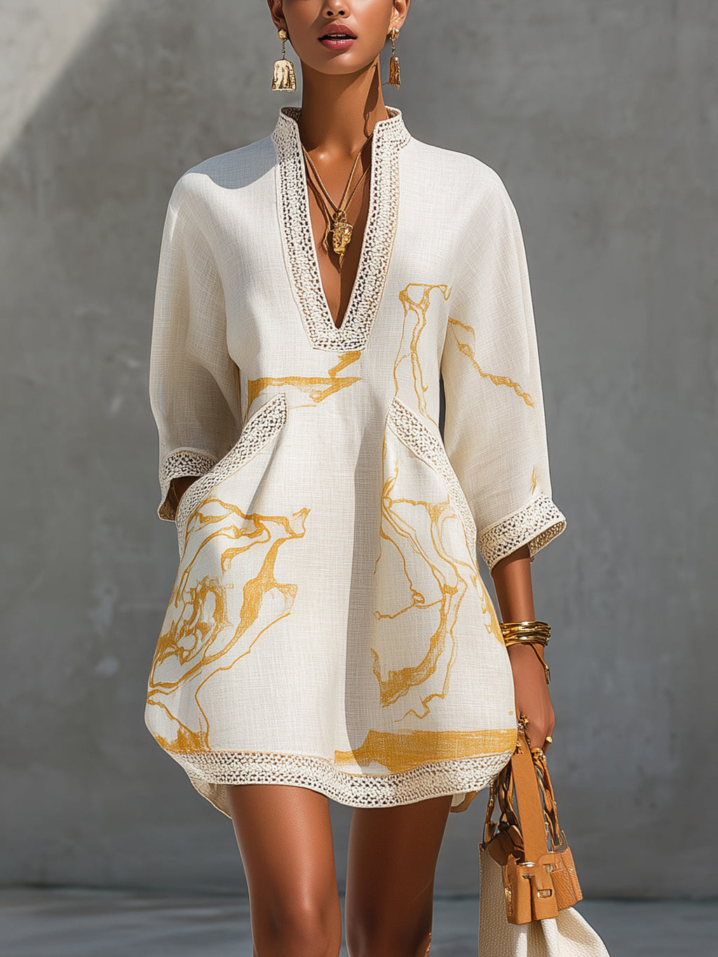 MINIVESTIDO DE ENCAJE DE GANCHILLO CON ESCOTE EN V ESTAMPADO EN COLOR MARFIL Y DORADO