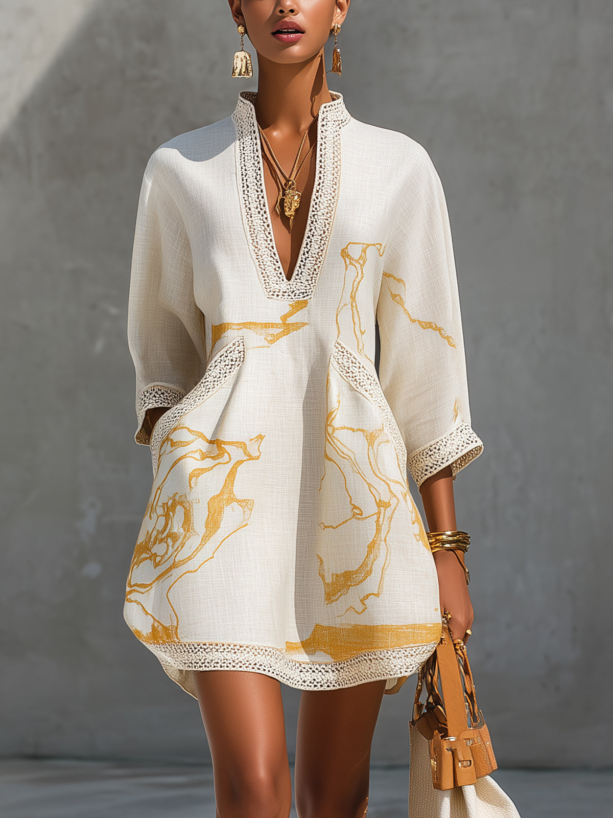 MINIVESTIDO DE ENCAJE DE GANCHILLO CON ESCOTE EN V ESTAMPADO EN COLOR MARFIL Y DORADO