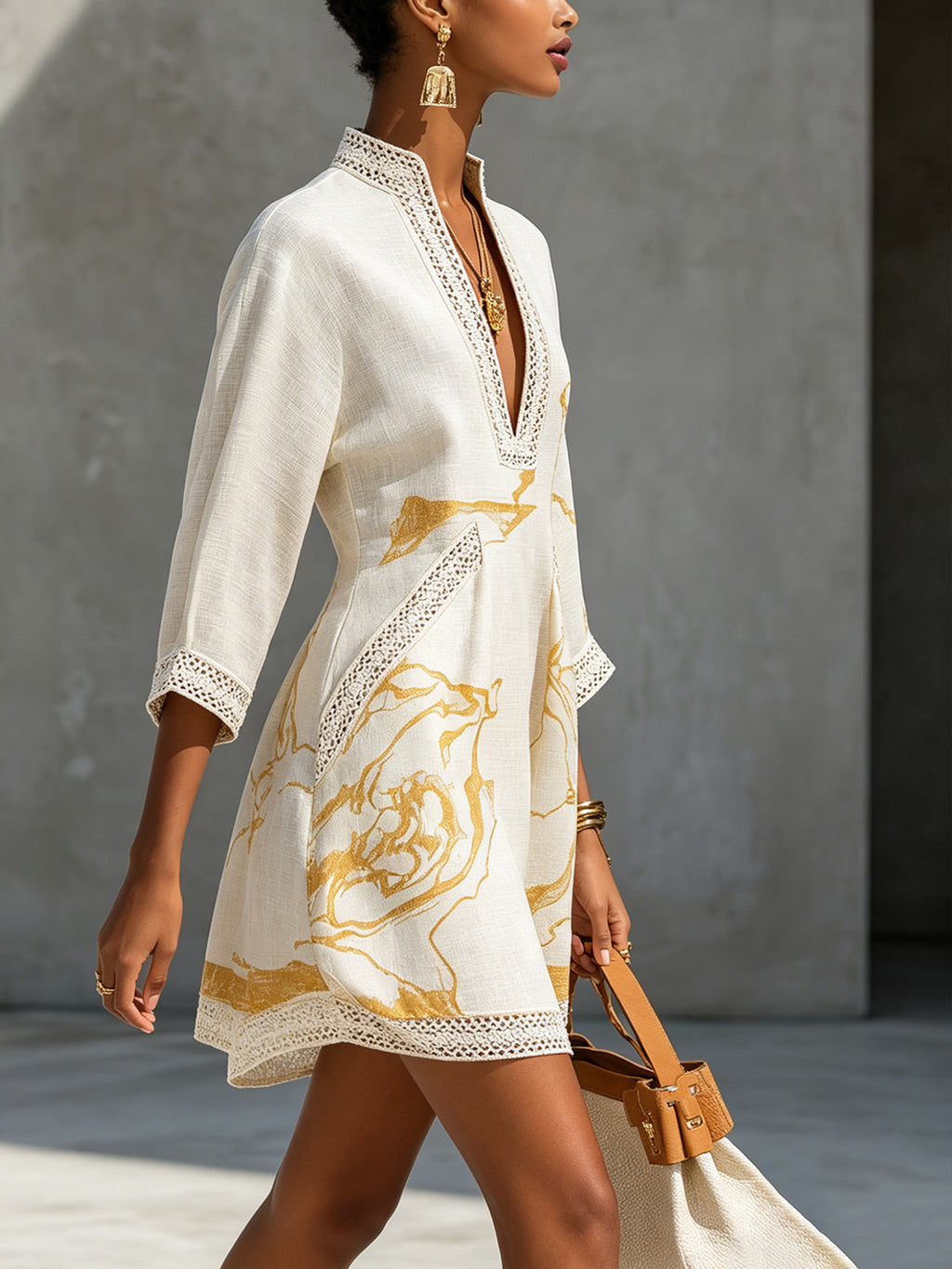 MINIVESTIDO DE ENCAJE DE GANCHILLO CON ESCOTE EN V ESTAMPADO EN COLOR MARFIL Y DORADO