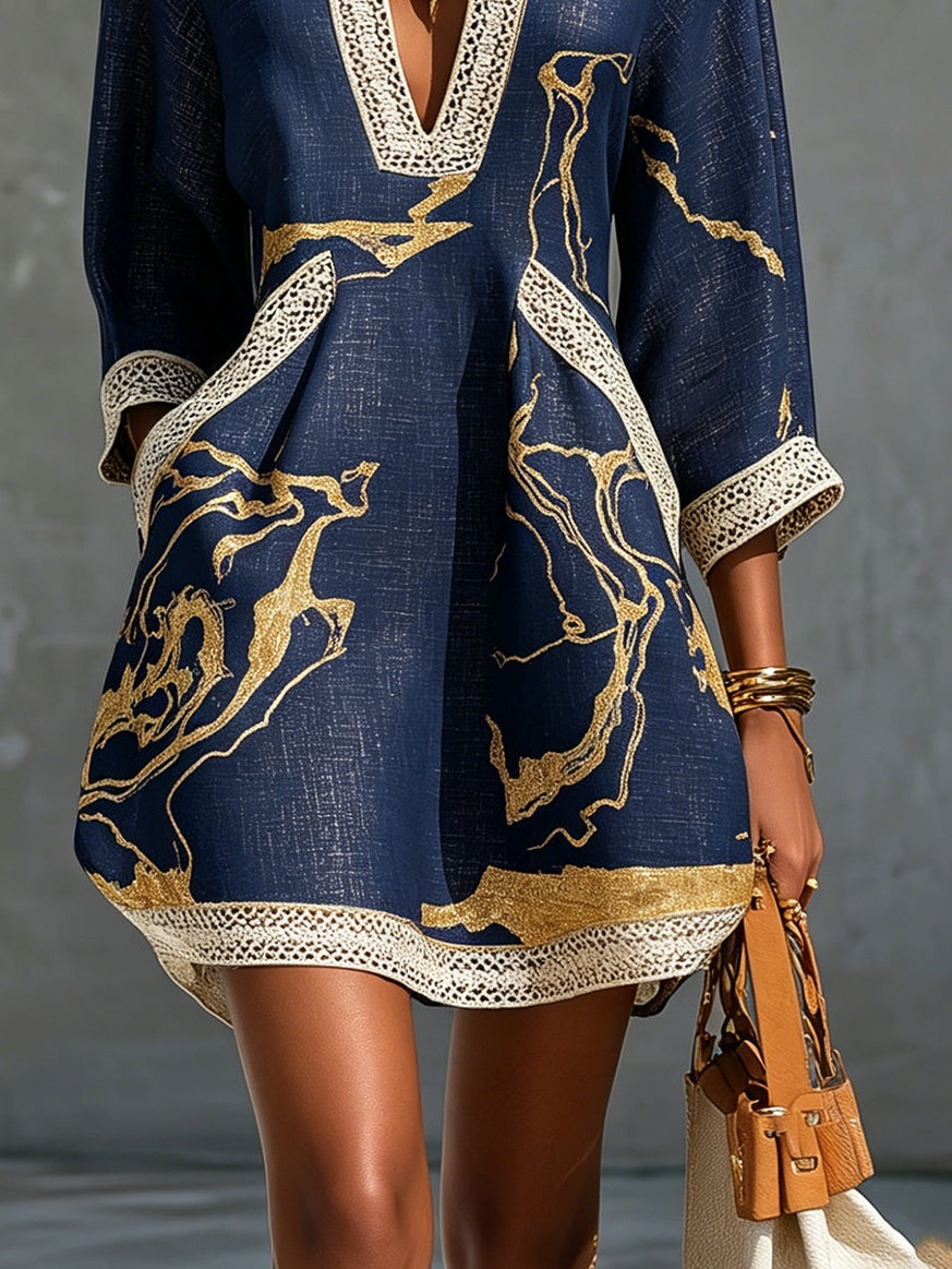 MINIVESTIDO DE ENCAJE DE GANCHILLO CON ESCOTE EN V ESTAMPADO EN AZUL MARINO Y DORADO