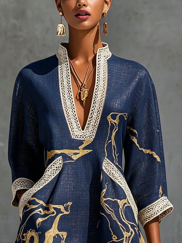 MINIVESTIDO DE ENCAJE DE GANCHILLO CON ESCOTE EN V ESTAMPADO EN AZUL MARINO Y DORADO