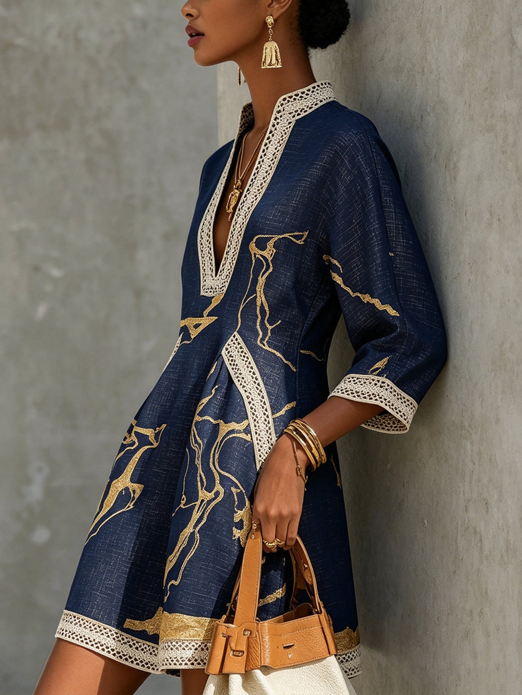 MINIVESTIDO DE ENCAJE DE GANCHILLO CON ESCOTE EN V ESTAMPADO EN AZUL MARINO Y DORADO