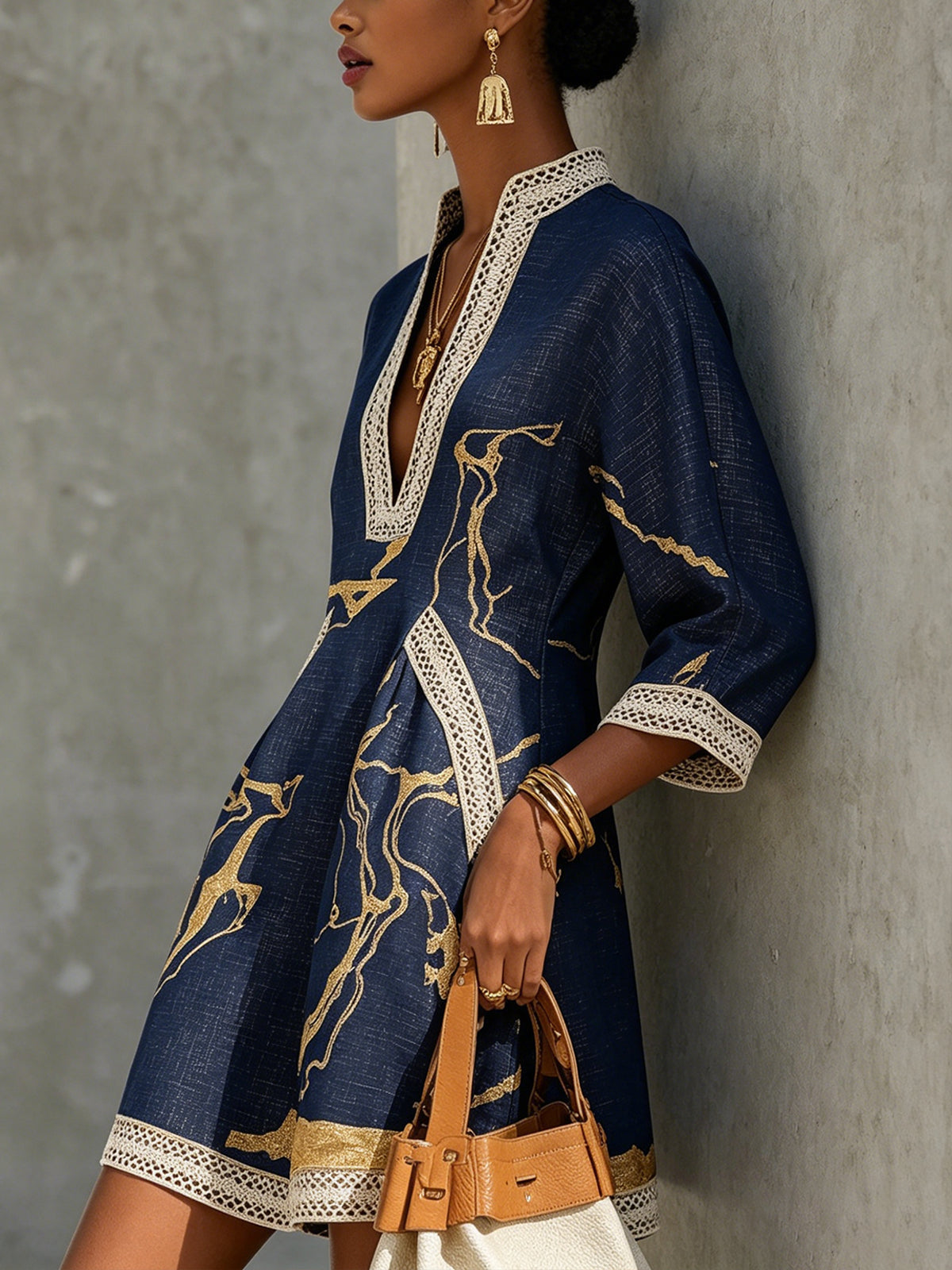 MINIVESTIDO DE ENCAJE DE GANCHILLO CON ESCOTE EN V ESTAMPADO EN AZUL MARINO Y DORADO