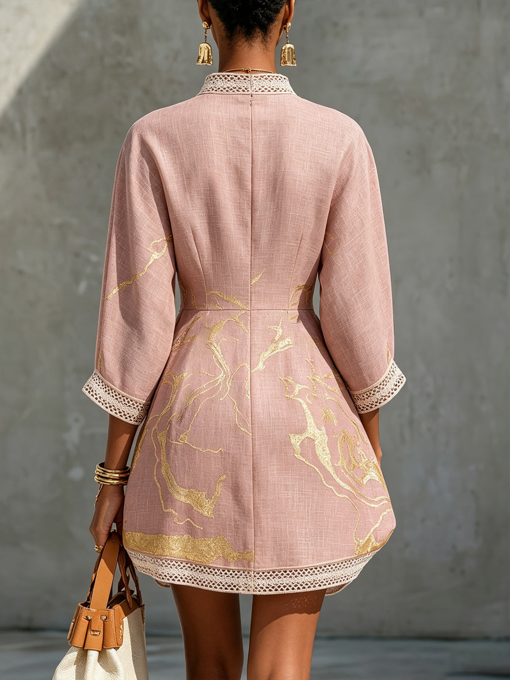 MINIVESTIDO DE ENCAJE DE GANCHILLO CON ESCOTE EN V COLOR ORO ROSA