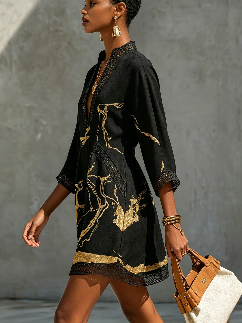 MINIVESTIDO DE ENCAJE DE GANCHILLO CON ESTAMPADO NEGRO Y DORADO Y ESCOTE EN V