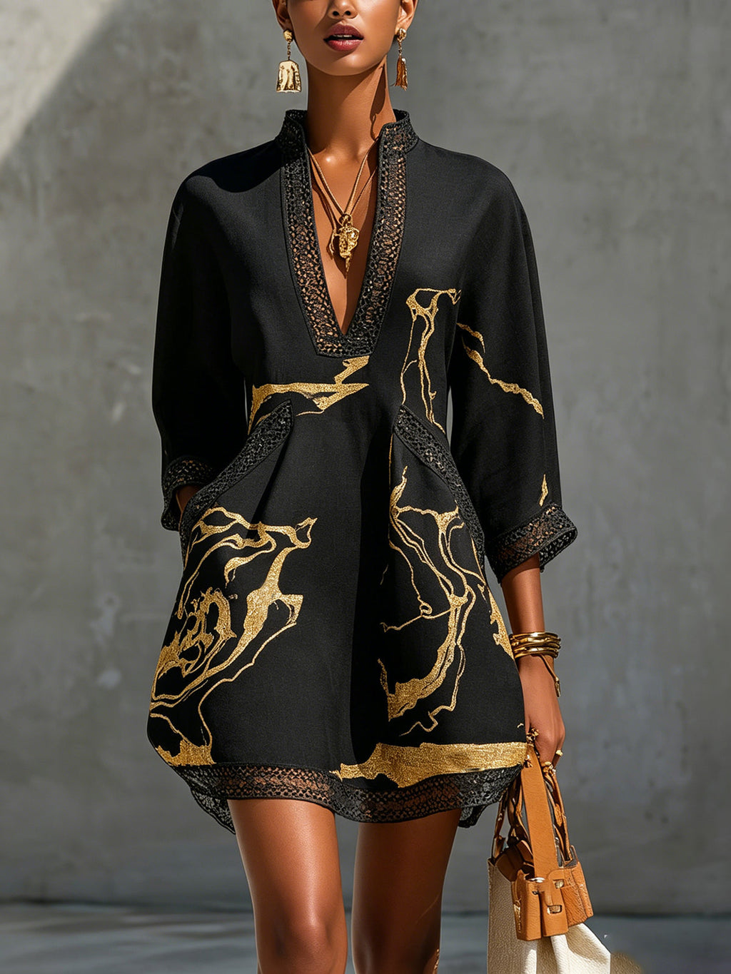 MINIVESTIDO DE ENCAJE DE GANCHILLO CON ESTAMPADO NEGRO Y DORADO Y ESCOTE EN V