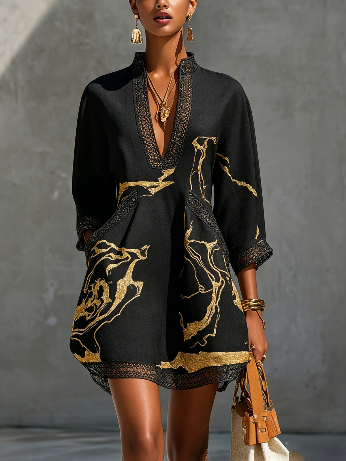 MINIVESTIDO DE ENCAJE DE GANCHILLO CON ESTAMPADO NEGRO Y DORADO Y ESCOTE EN V