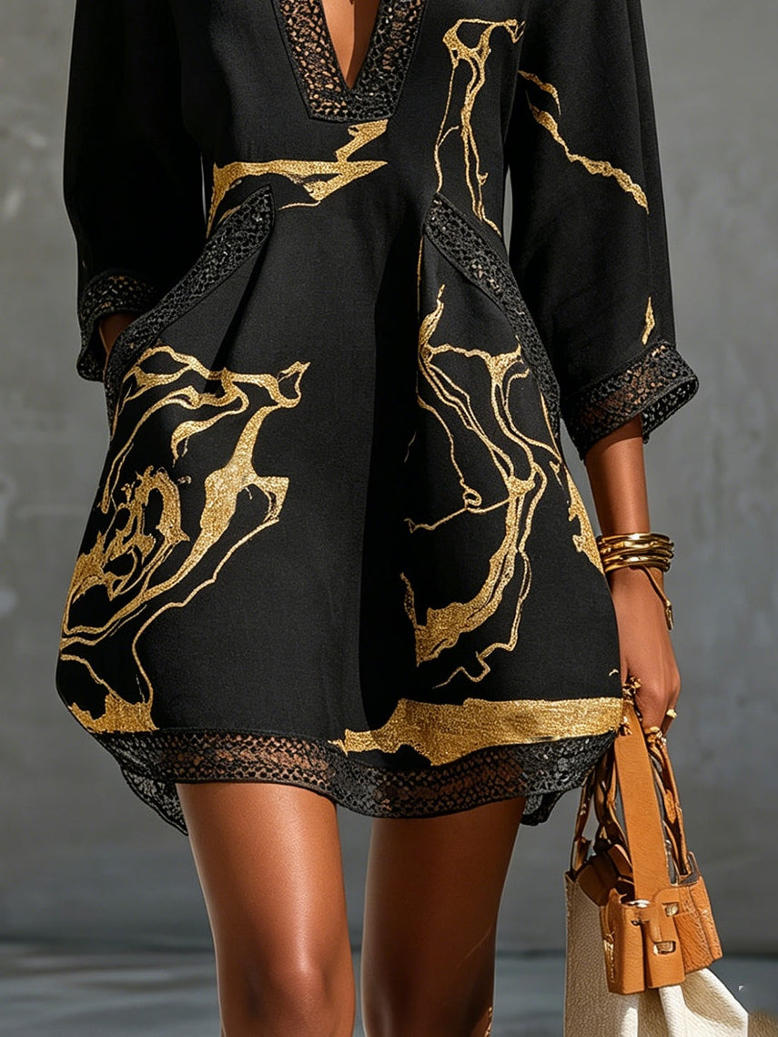 MINIVESTIDO DE ENCAJE DE GANCHILLO CON ESTAMPADO NEGRO Y DORADO Y ESCOTE EN V