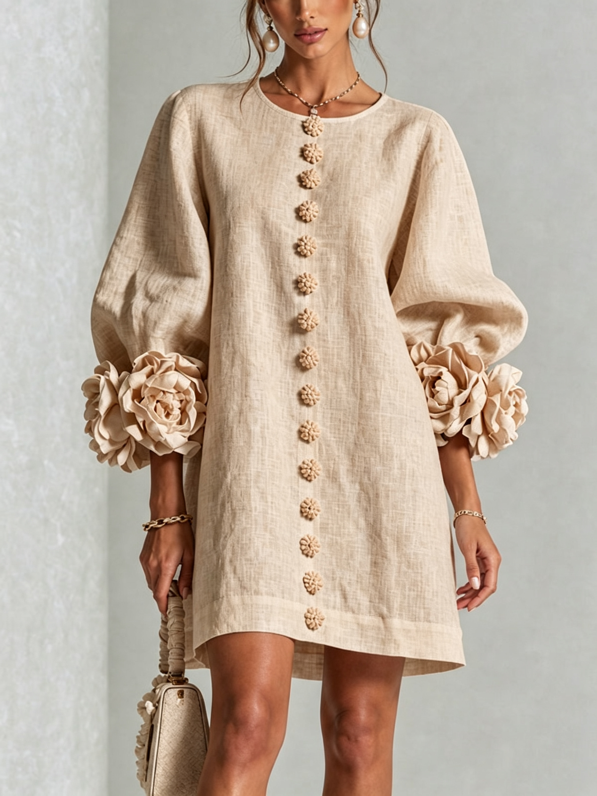 MINIVESTIDO BLANCO CON BOTONES FLORALES Y MANGAS CON ESTAMPADO FLORAL ABUNDANTE.
