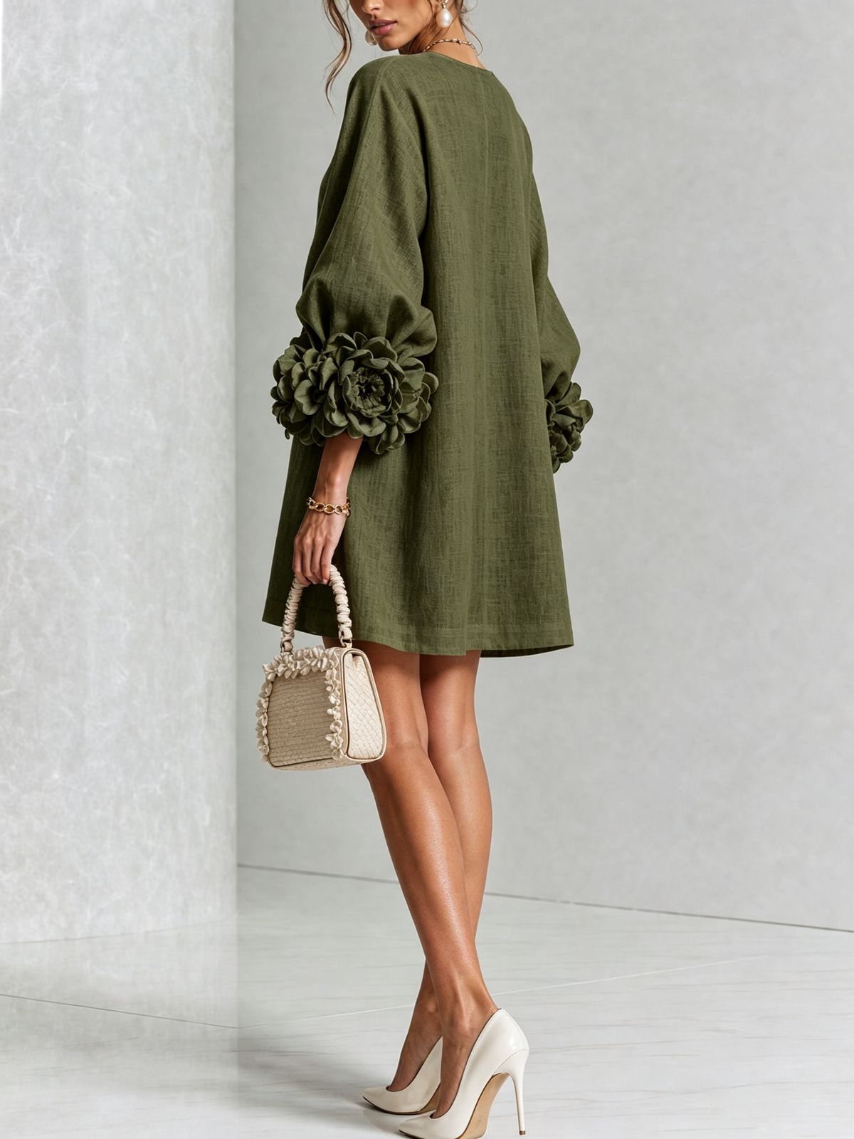 MINIVESTIDO BLANCO CON BOTONES FLORALES Y MANGAS CON ESTAMPADO FLORAL ABUNDANTE.