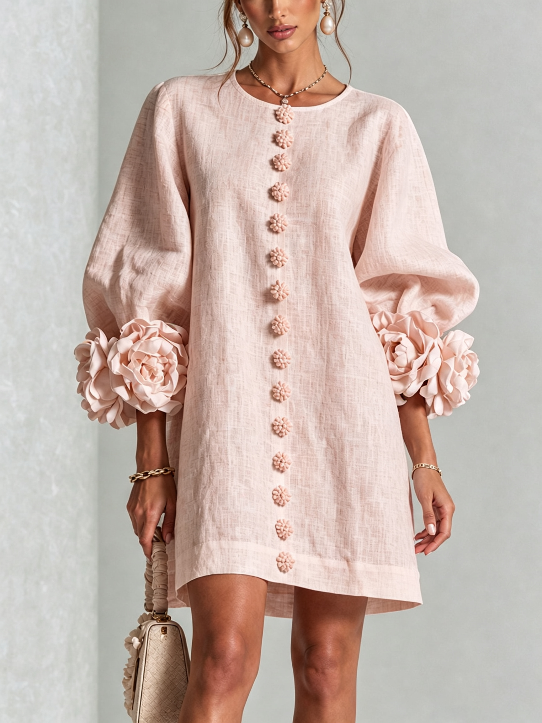 MINIVESTIDO BLANCO CON BOTONES FLORALES Y MANGAS CON ESTAMPADO FLORAL ABUNDANTE.