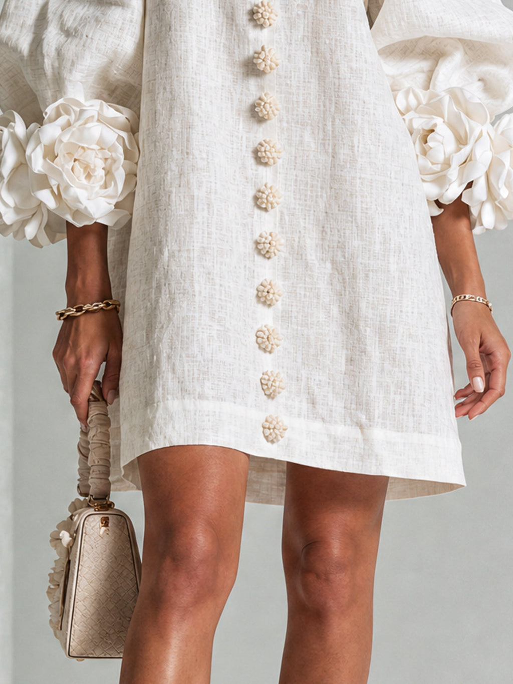 MINIVESTIDO BLANCO CON BOTONES FLORALES Y MANGAS CON ESTAMPADO FLORAL ABUNDANTE.