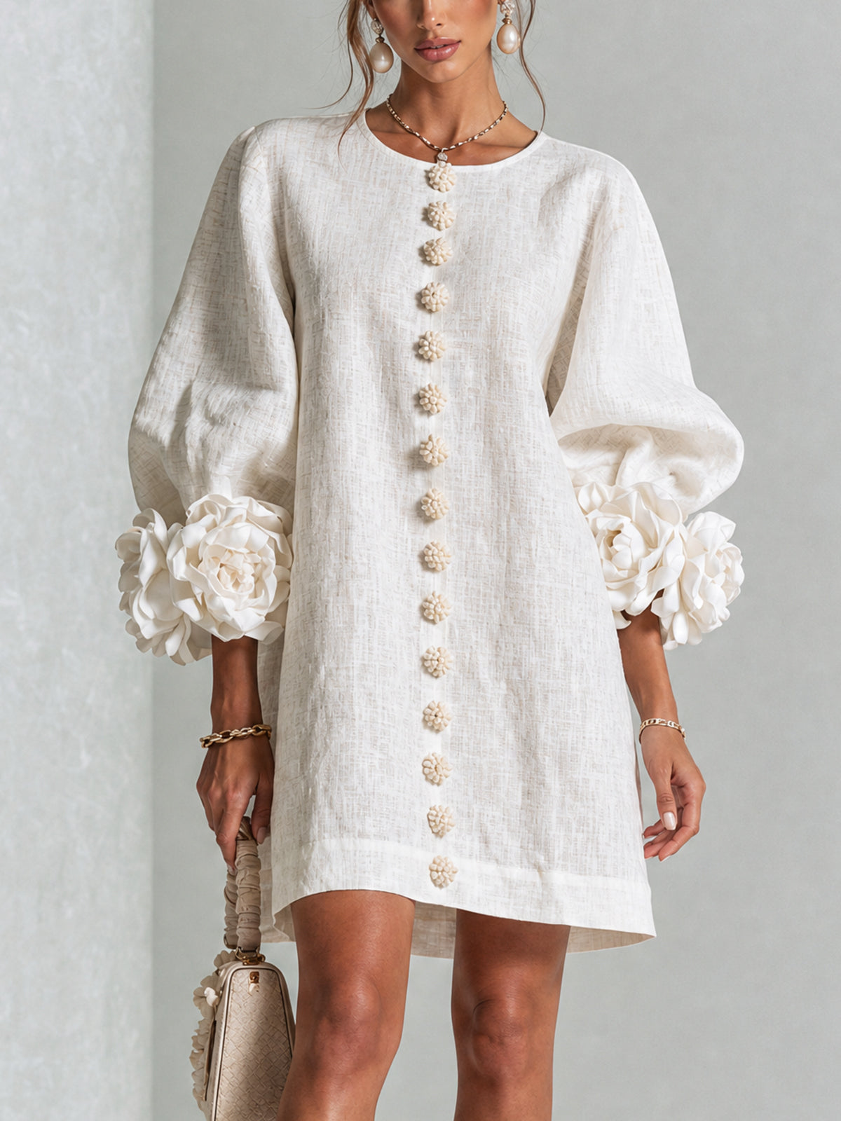 MINIVESTIDO BLANCO CON BOTONES FLORALES Y MANGAS CON ESTAMPADO FLORAL ABUNDANTE.