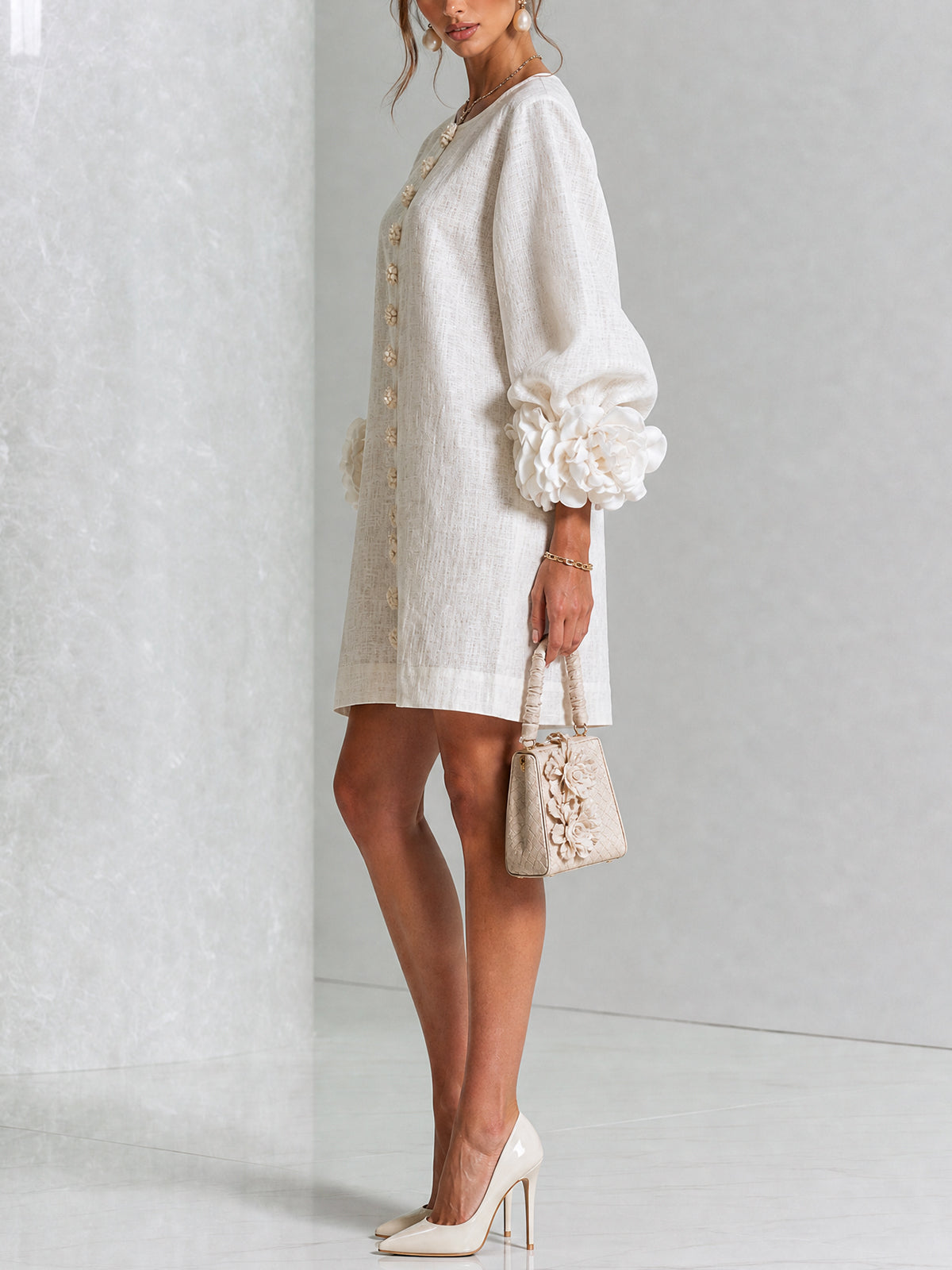 MINIVESTIDO BLANCO CON BOTONES FLORALES Y MANGAS CON ESTAMPADO FLORAL ABUNDANTE.