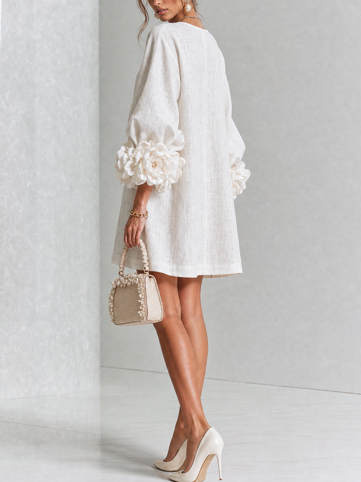 MINIVESTIDO BLANCO CON BOTONES FLORALES Y MANGAS CON ESTAMPADO FLORAL ABUNDANTE.