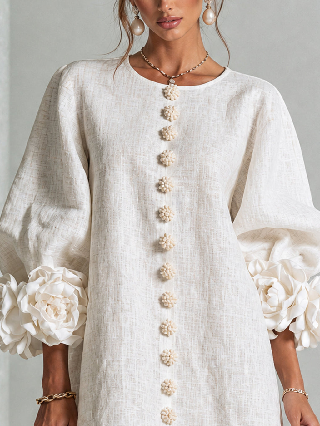 MINIVESTIDO BLANCO CON BOTONES FLORALES Y MANGAS CON ESTAMPADO FLORAL ABUNDANTE.