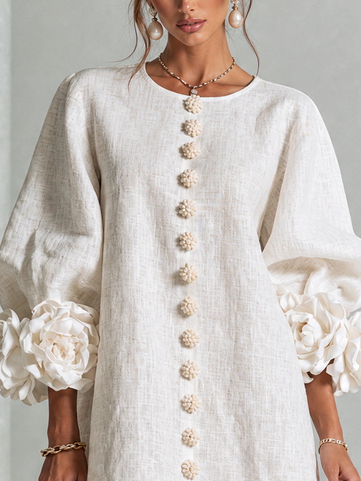 MINIVESTIDO BLANCO CON BOTONES FLORALES Y MANGAS CON ESTAMPADO FLORAL ABUNDANTE.