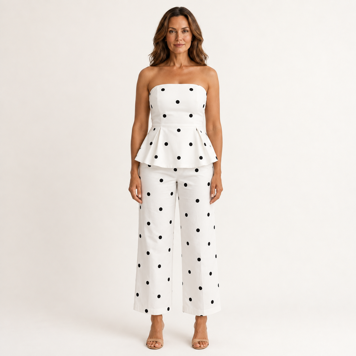 Amelia: conjunto blanco con lunares negros, top sin tirantes con peplum y pantalón de pierna amplia.