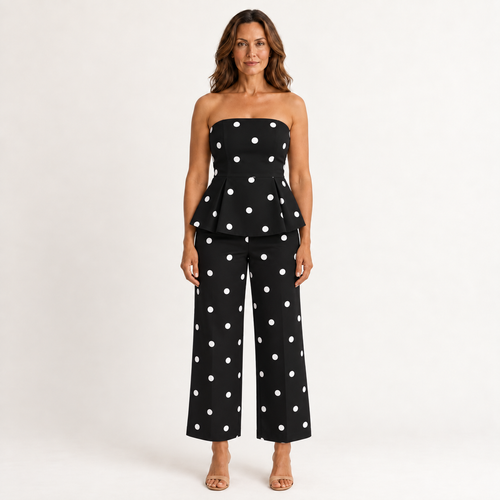 Amelia: conjunto negro con lunares blancos, top sin tirantes con peplum y pantalón de pierna amplia.