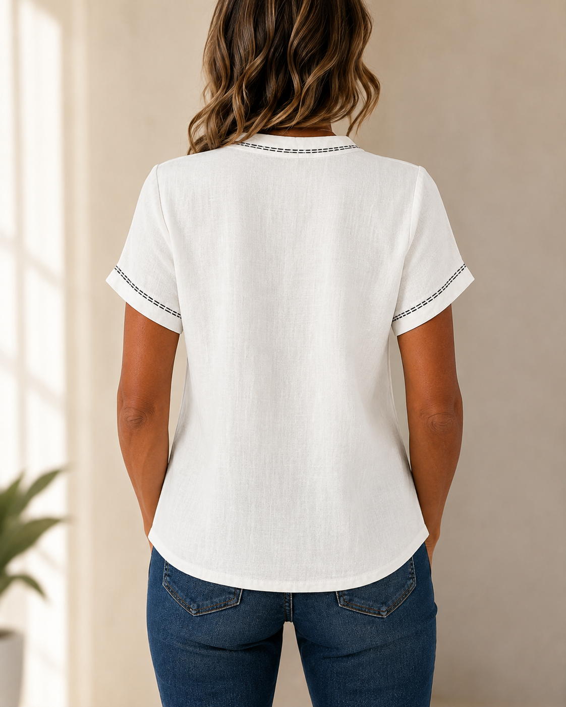 Blusa blanca con botonadura negra