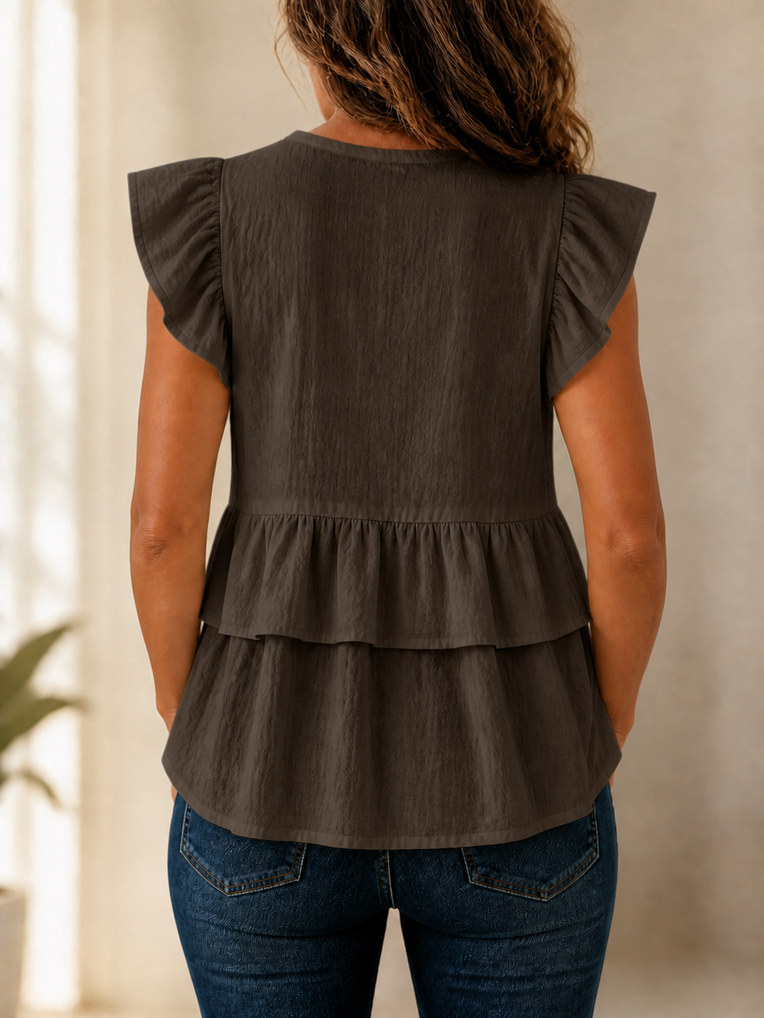 Blusa beige con volantes y escote en V