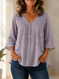 Blusa gris lavanda con detalle de botones