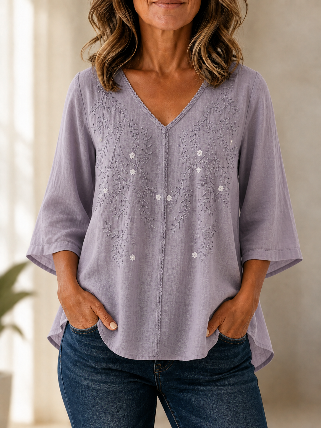 Blusa gris lavanda con detalle de botones
