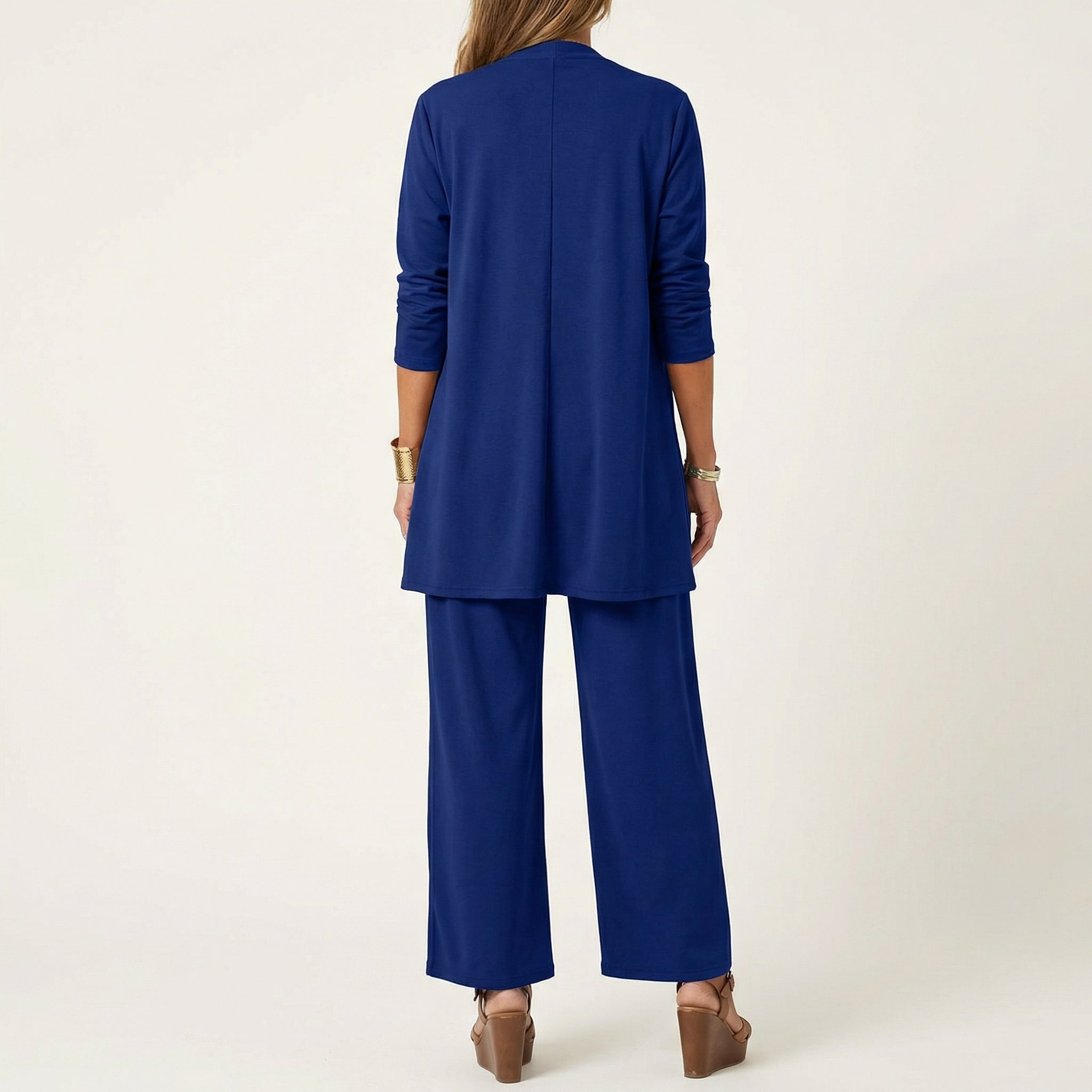 Conjunto de tres piezas Marijne con cárdigan, top y pantalón de pierna ancha.
