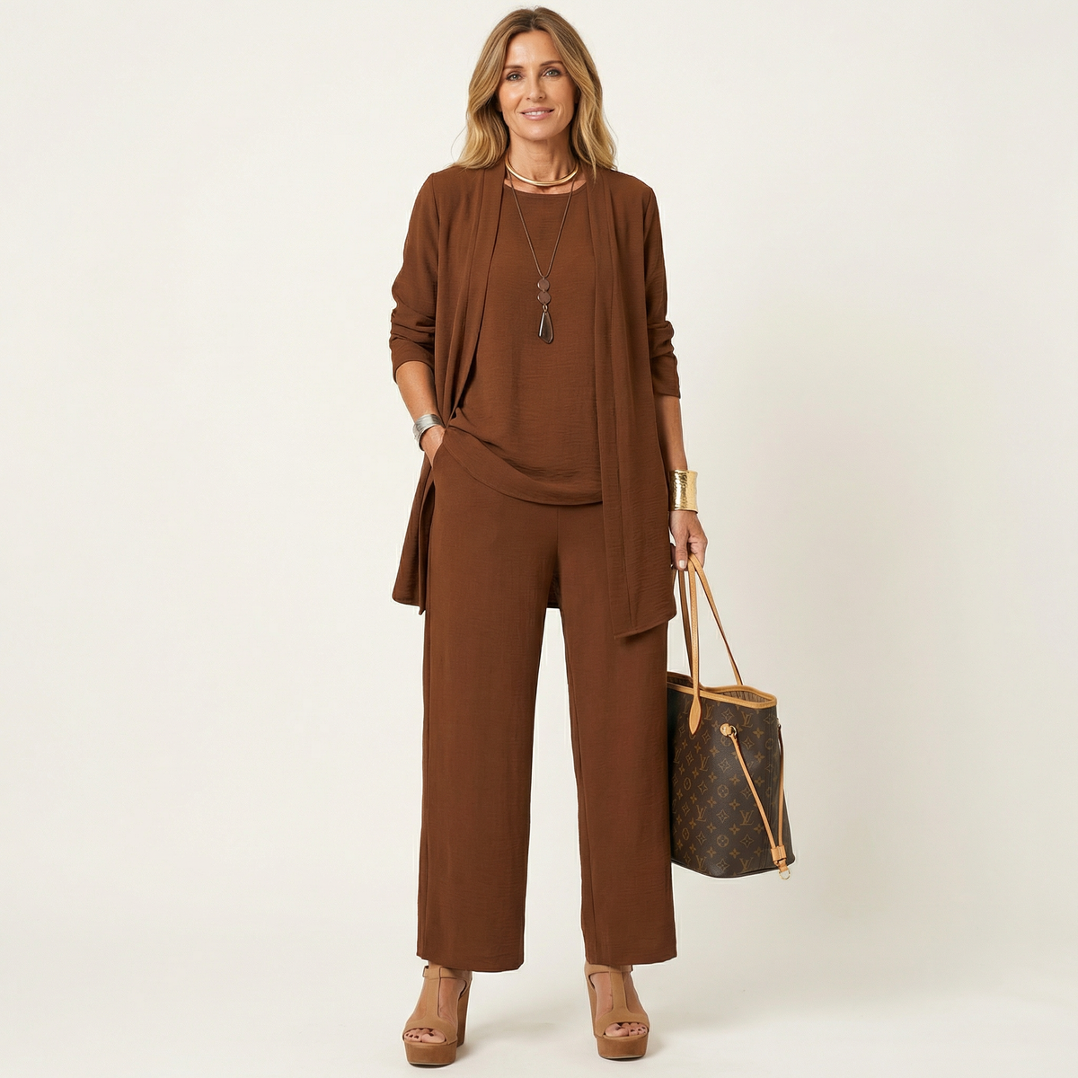 Conjunto de tres piezas Marijne con cárdigan, top y pantalón de pierna ancha.
