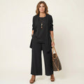 Conjunto de tres piezas Marijne con cárdigan, top y pantalón de pierna ancha.