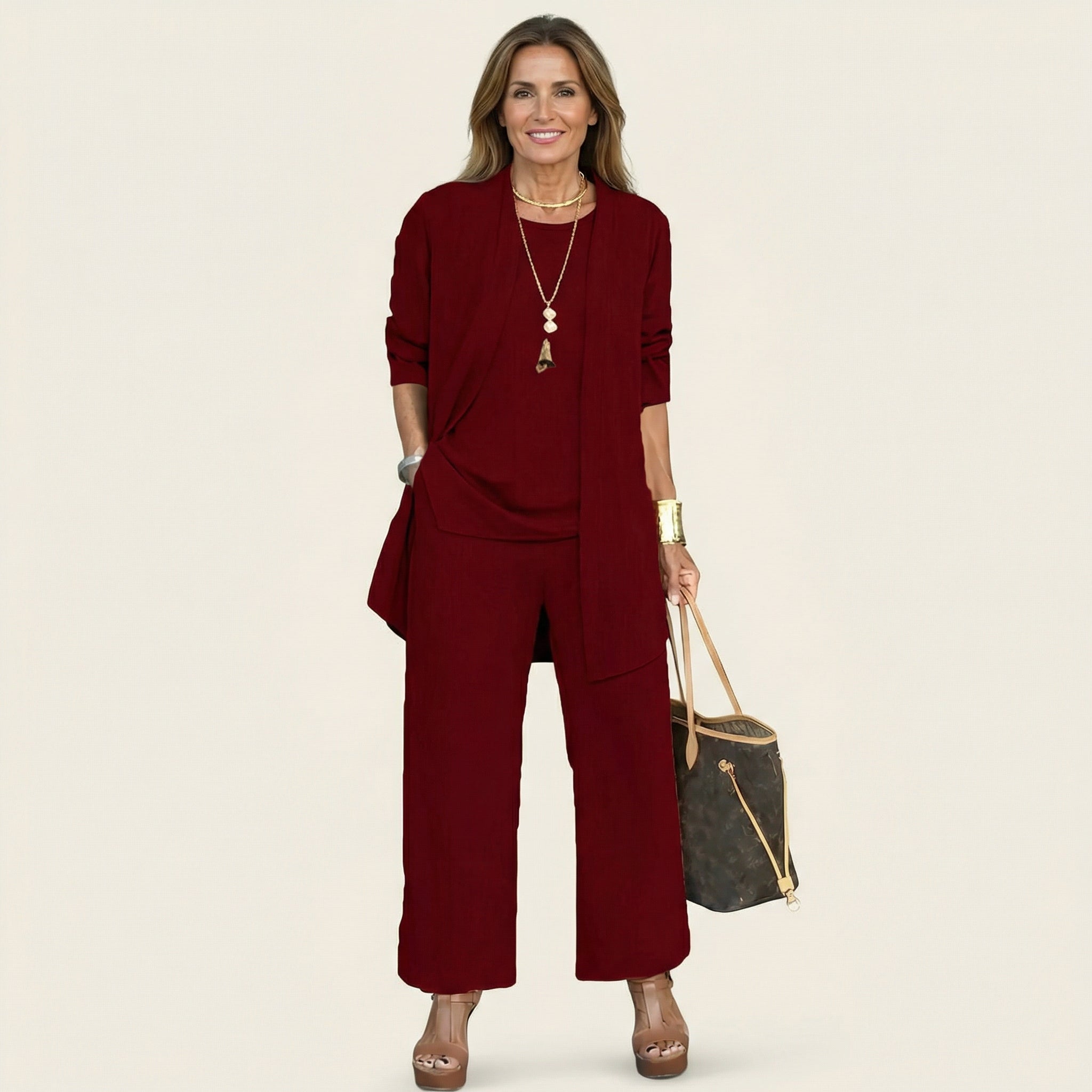 Conjunto de tres piezas Marijne con cárdigan, top y pantalón de pierna ancha.