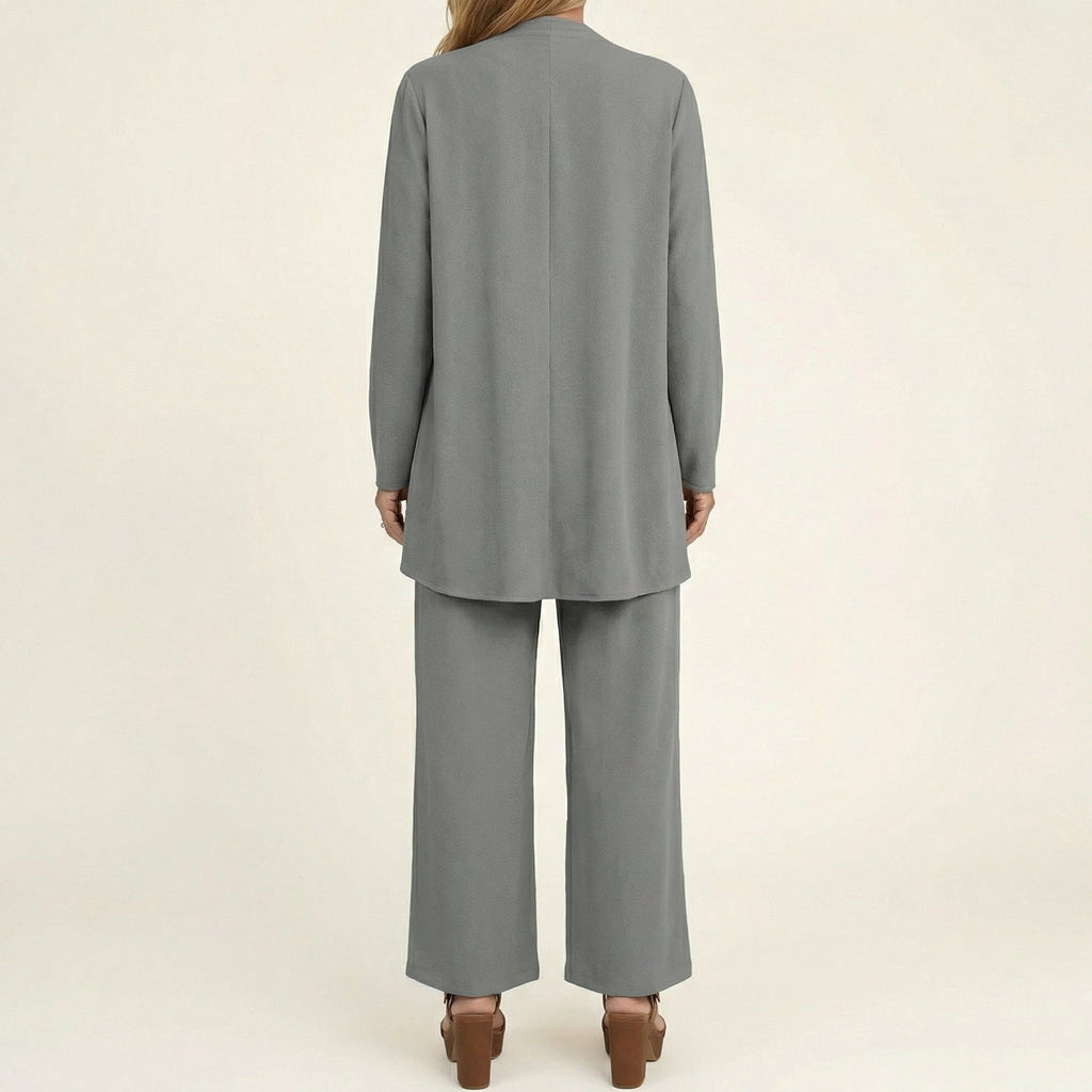 Conjunto de tres piezas Marijne con cárdigan, top y pantalón de pierna ancha.