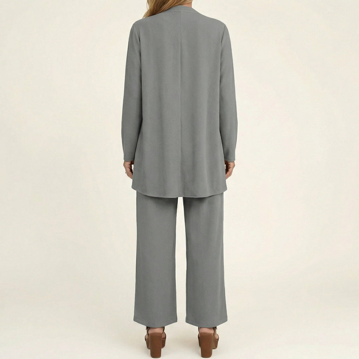 Conjunto de tres piezas Marijne con cárdigan, top y pantalón de pierna ancha.