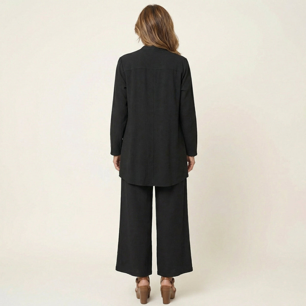 Conjunto de tres piezas Marijne con cárdigan, top y pantalón de pierna ancha.