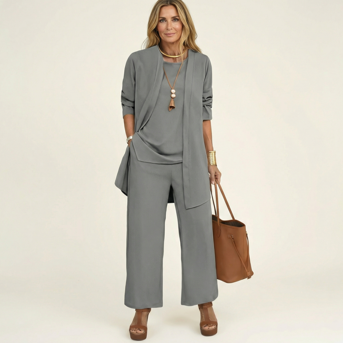 Conjunto de tres piezas Marijne con cárdigan, top y pantalón de pierna ancha.