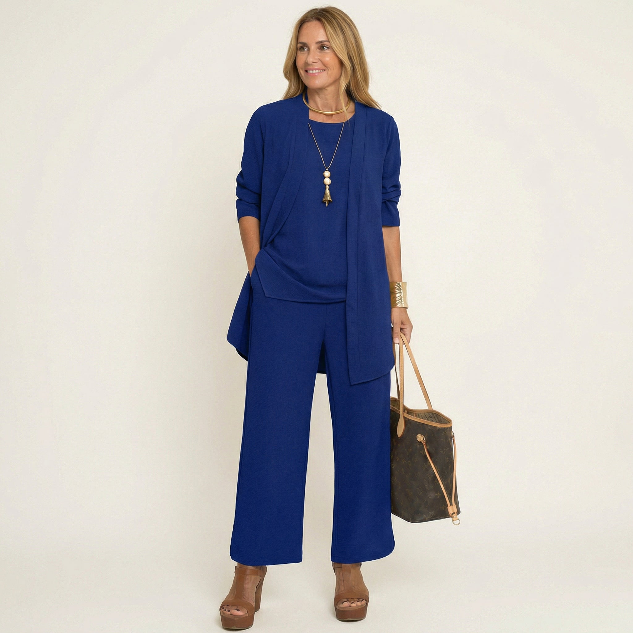 Conjunto de tres piezas Marijne con cárdigan, top y pantalón de pierna ancha.