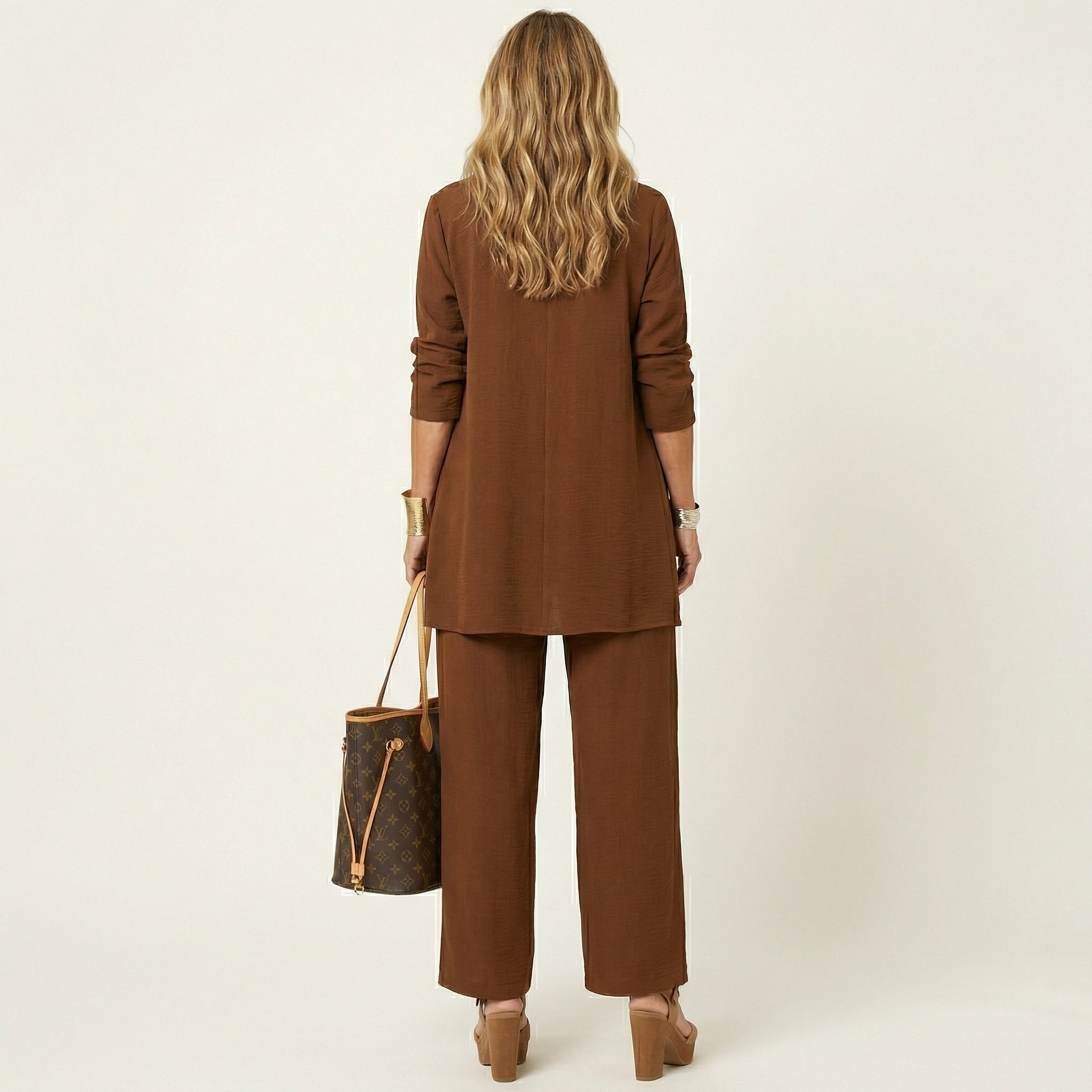 Conjunto de tres piezas Marijne con cárdigan, top y pantalón de pierna ancha.