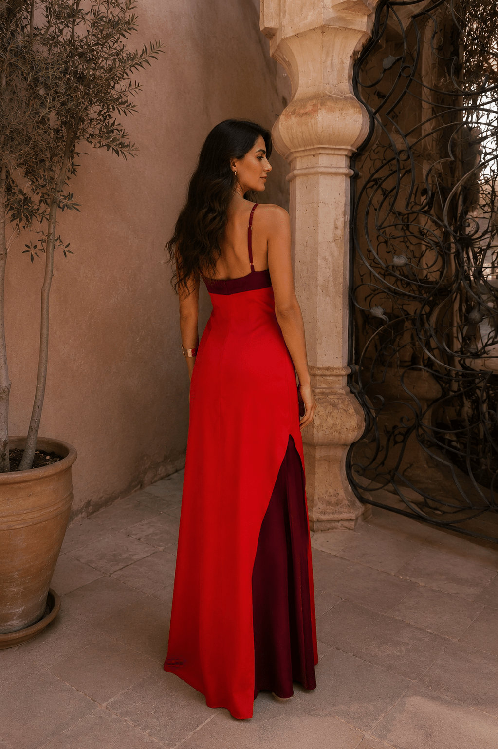 Elisa™ | Vestido largo con escote al cuello y abertura